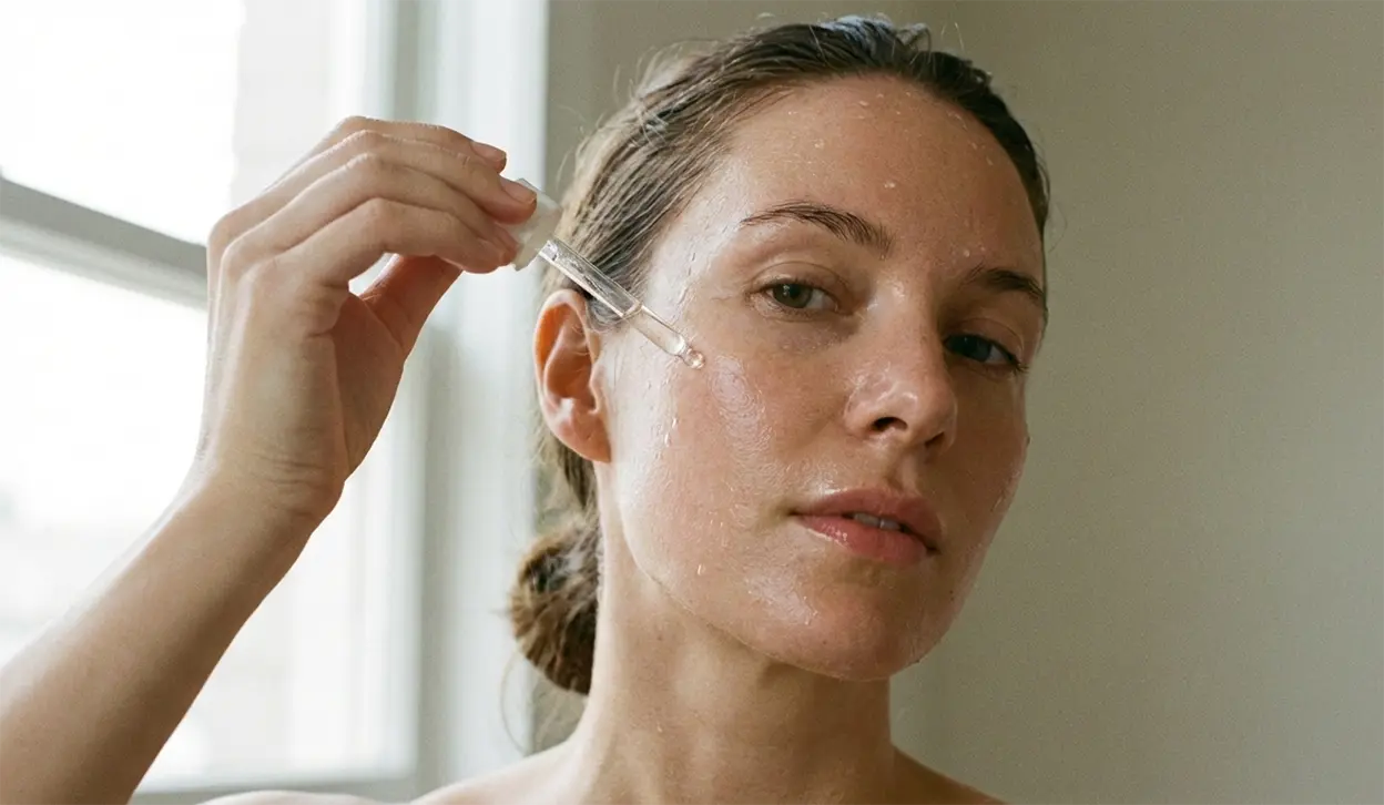 Come applicare correttamente l'acido ialuronico su pelle leggermente umida